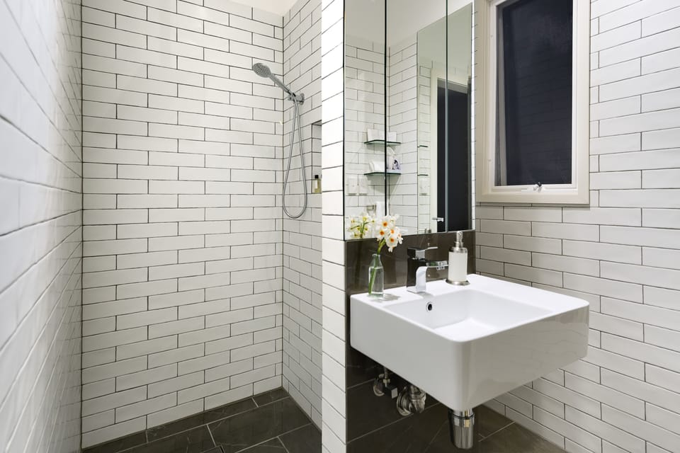 International Suite | Bathroom | Shower, rainfall showerhead, free toiletries, hair dryer