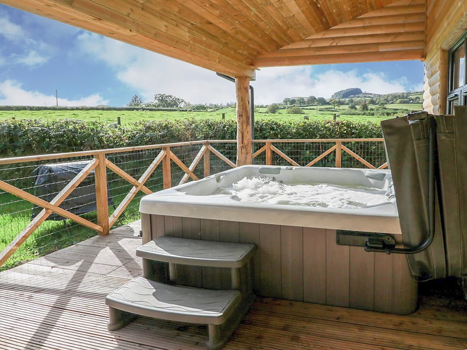 Hot tub | Lakeside Lodge, near Rhayader
