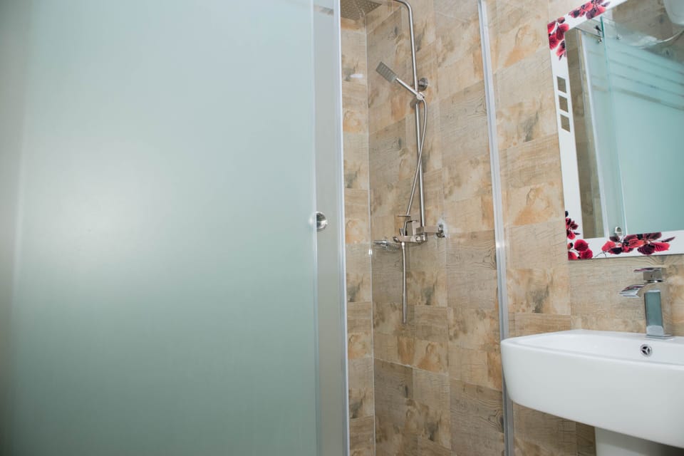 Comfort Room, 1 Bedroom | Bathroom | Free toiletries, hair dryer, towels