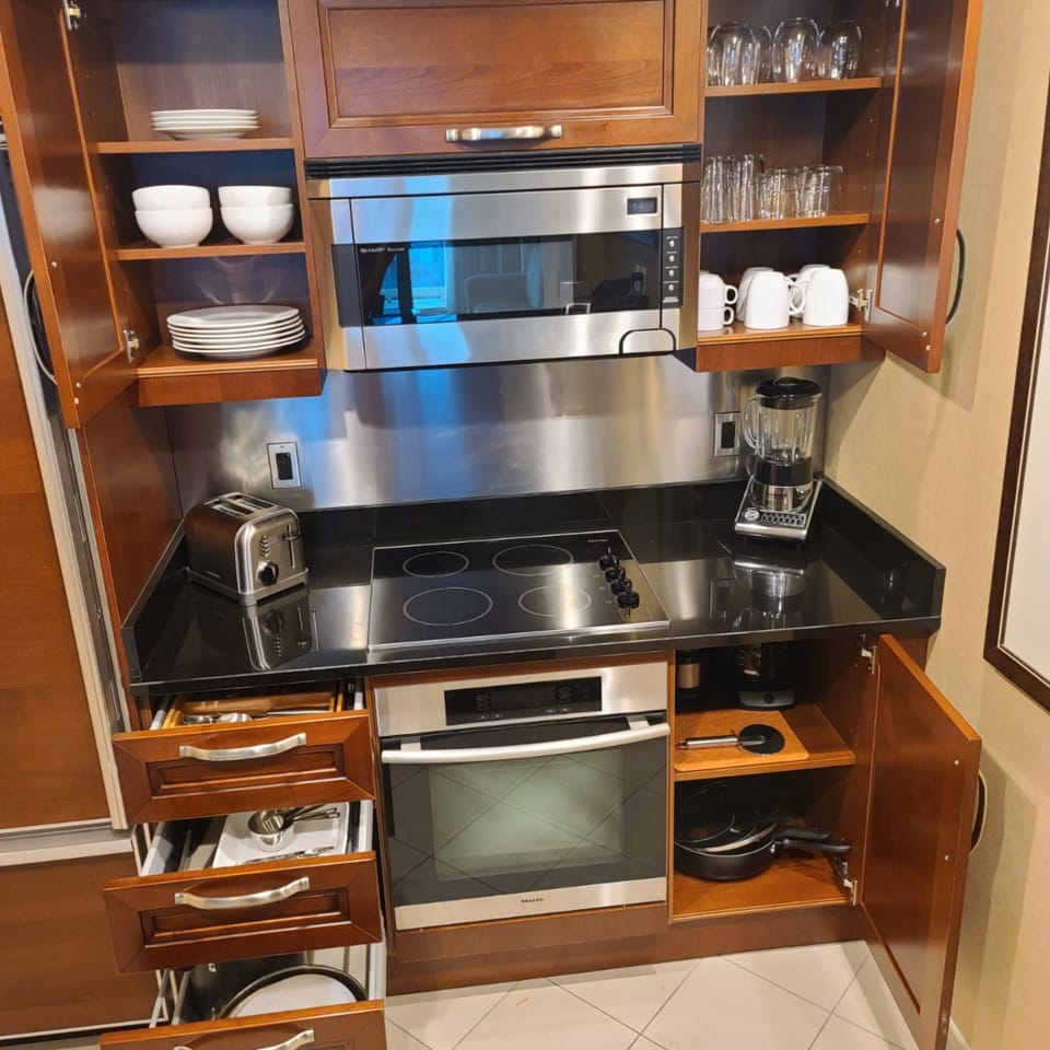 This suite provides ample dishes and cookware for simple meal prep.