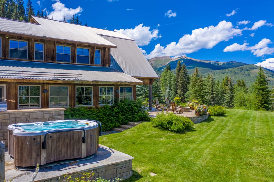 180 degree mountain views from the hot tub, patio, and lawn