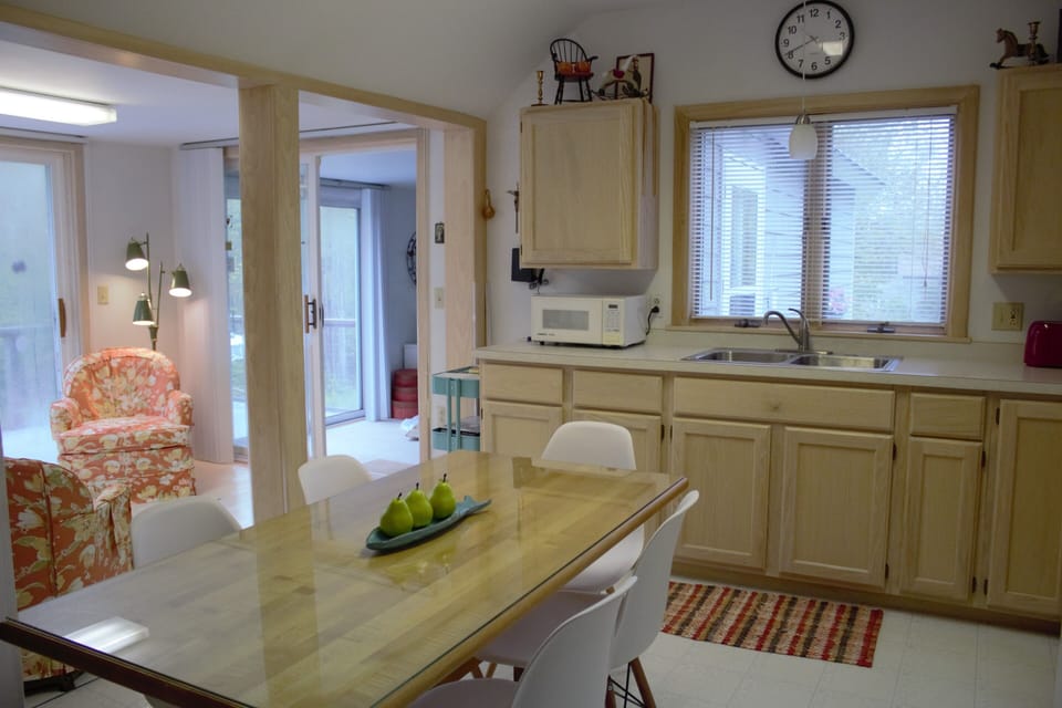Kitchen & sitting area