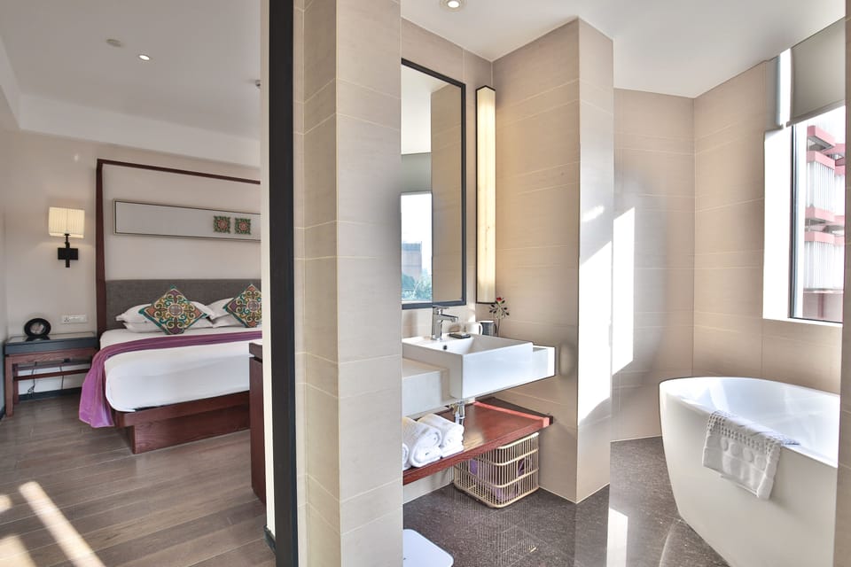 Classic Double Room | Bathroom | Shower, rainfall showerhead, free toiletries, hair dryer