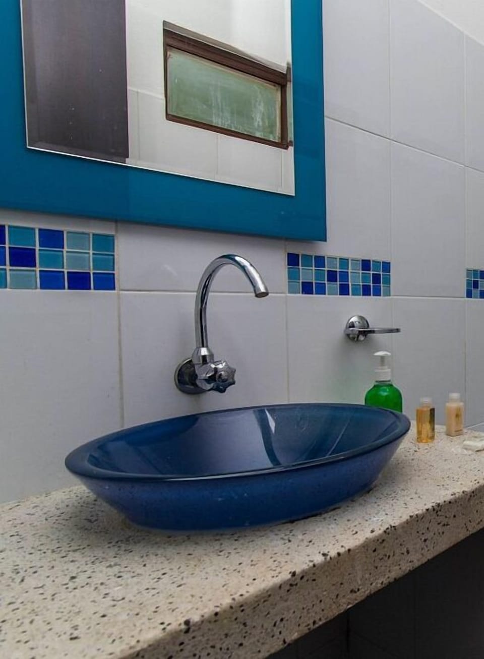 Shower, rainfall showerhead, free toiletries, towels