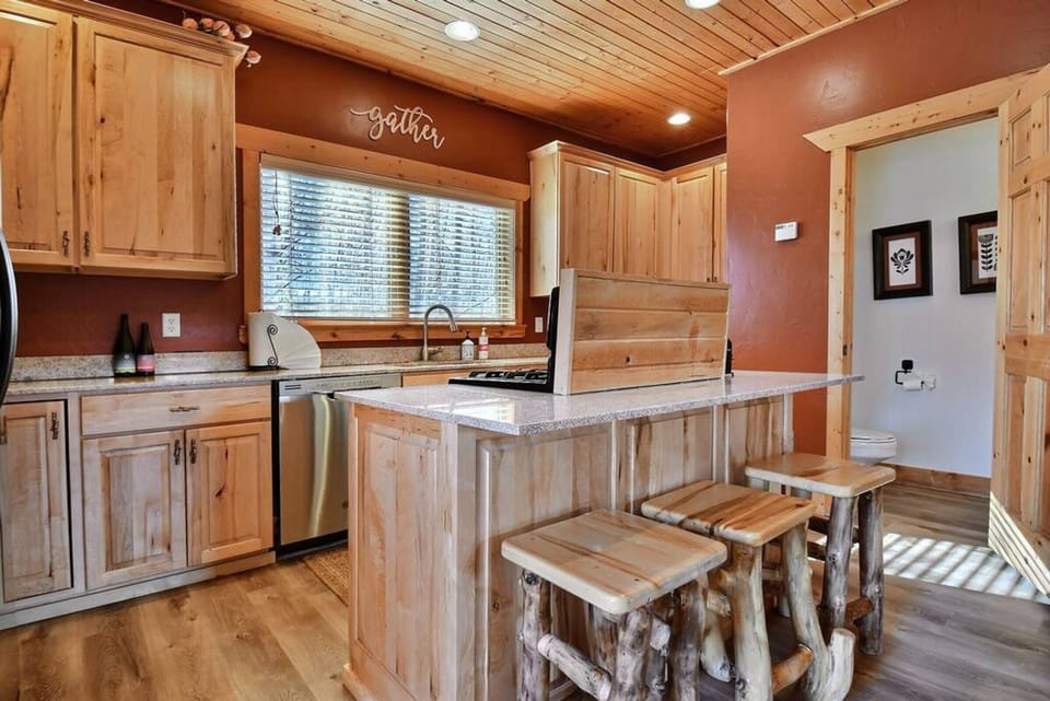 Kitchen and Breakfast Bar