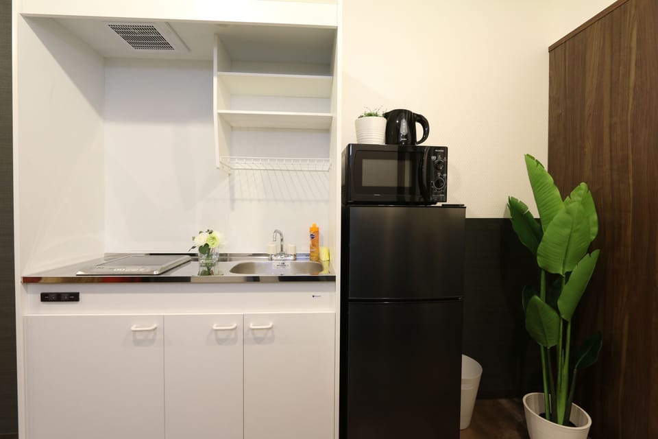 Superior Room | Private kitchen | Fridge, microwave, stovetop, cookware/dishes/utensils
