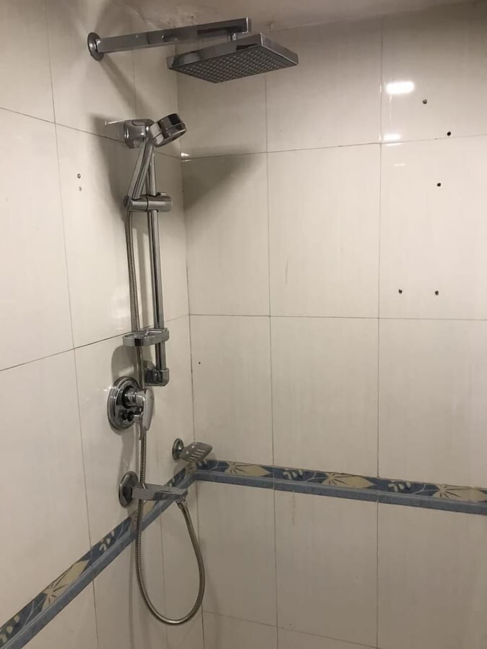 Deluxe Room | Bathroom | Shower, free toiletries