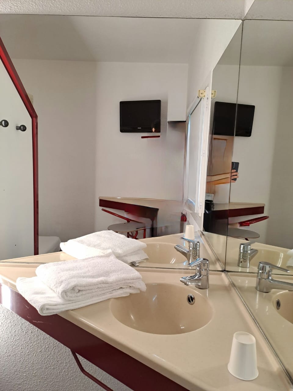 5 bedrooms, laptop workspace, soundproofing, free WiFi