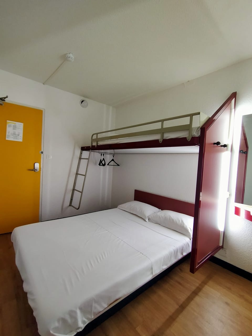 5 bedrooms, laptop workspace, soundproofing, free WiFi