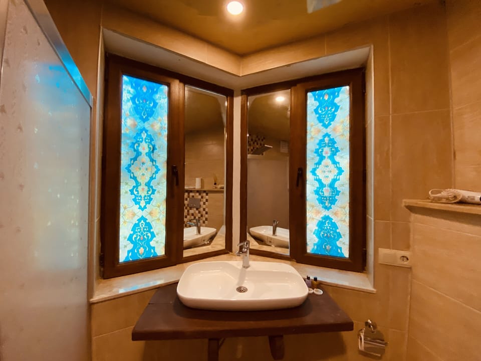 Deluxe Room, Jetted Tub | Bathroom | Free toiletries, hair dryer, slippers, towels