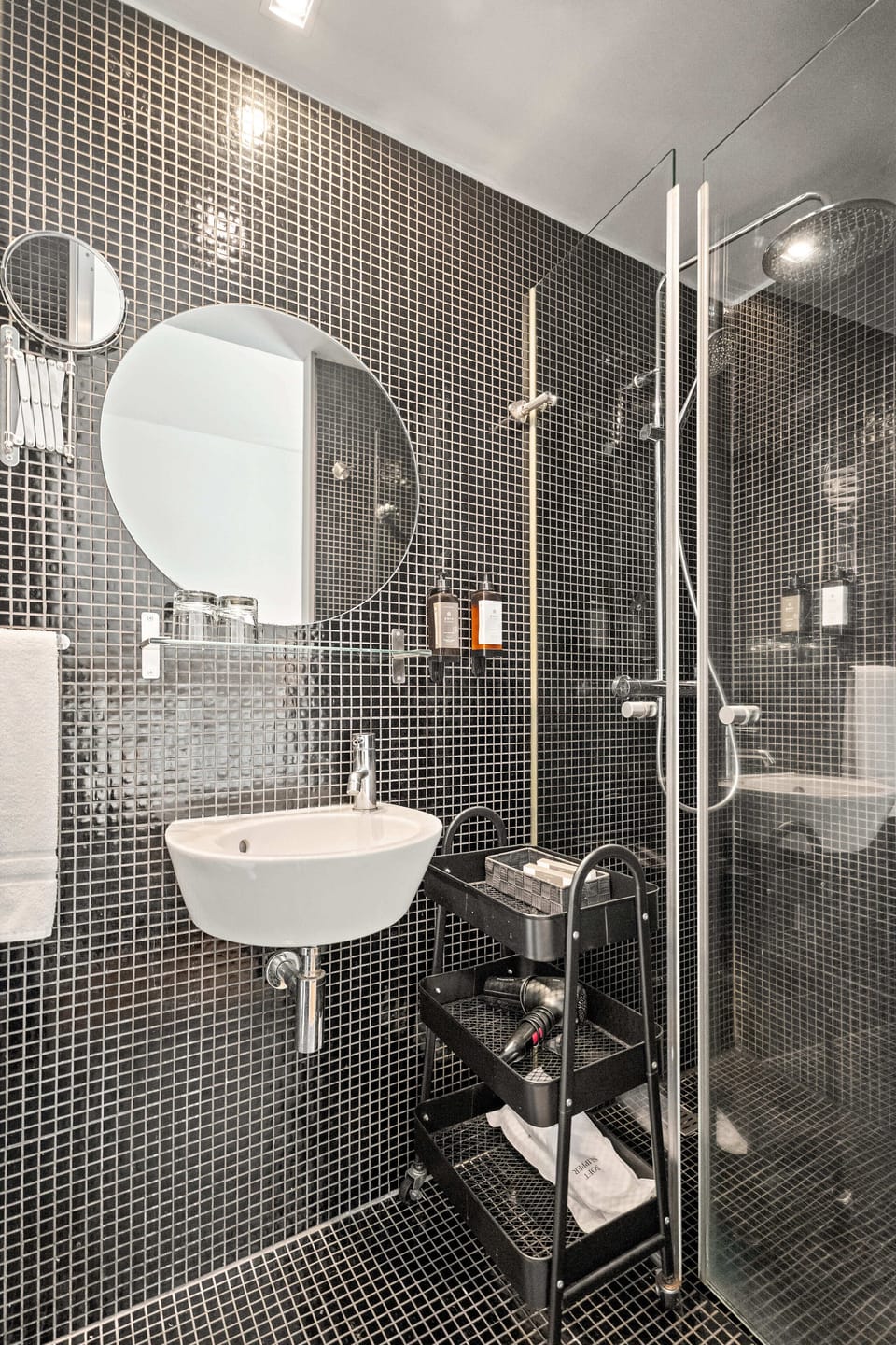 Double Room | Bathroom | Hair dryer, towels, soap, shampoo