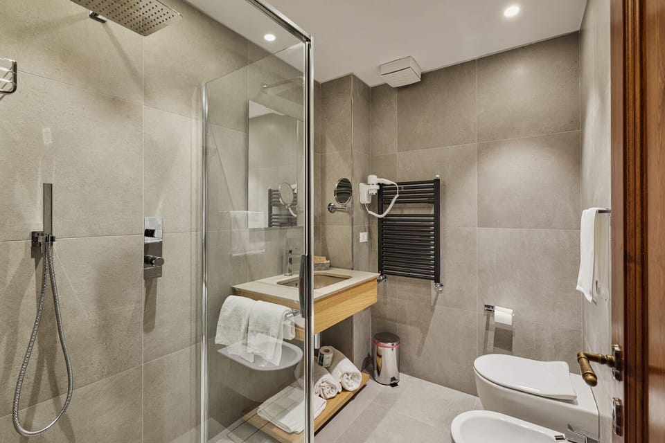 Shower, rainfall showerhead, free toiletries, hair dryer