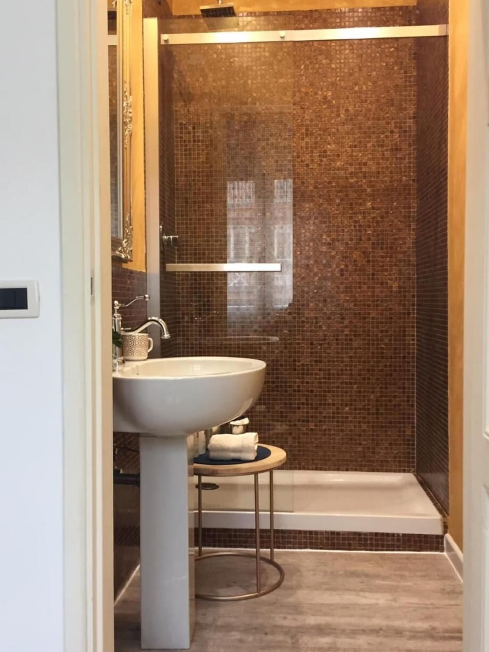 Shower, hydromassage showerhead, free toiletries, hair dryer