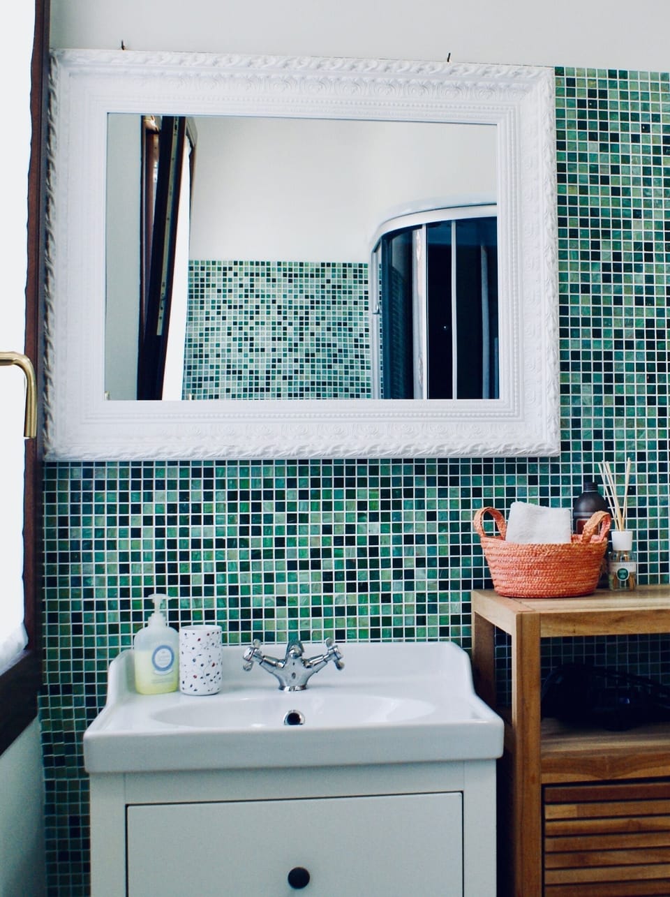 Shower, hydromassage showerhead, free toiletries, hair dryer