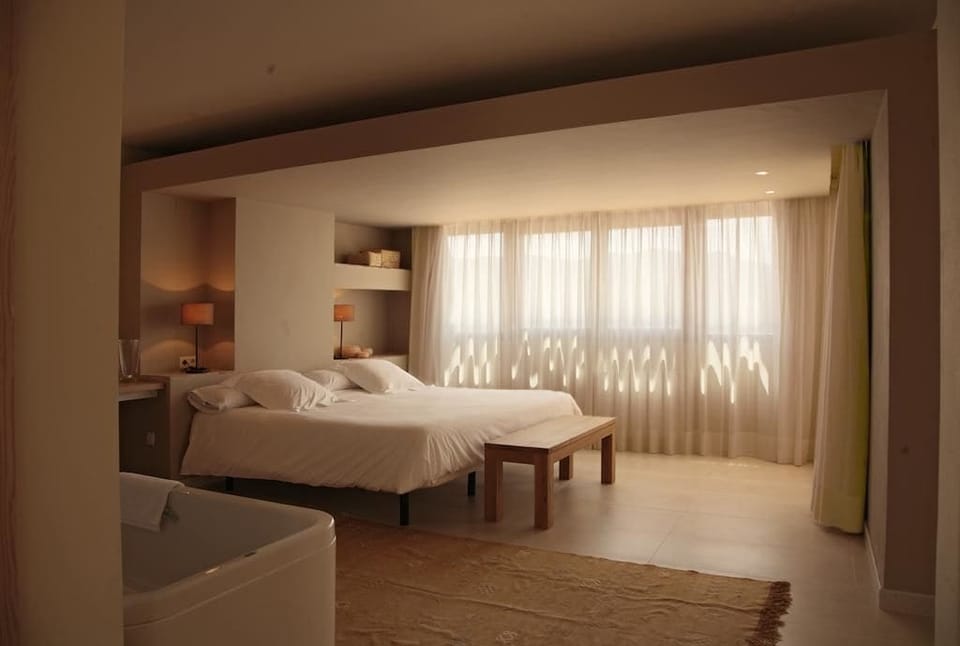 Grand Suite | Minibar, individually decorated, individually furnished, desk