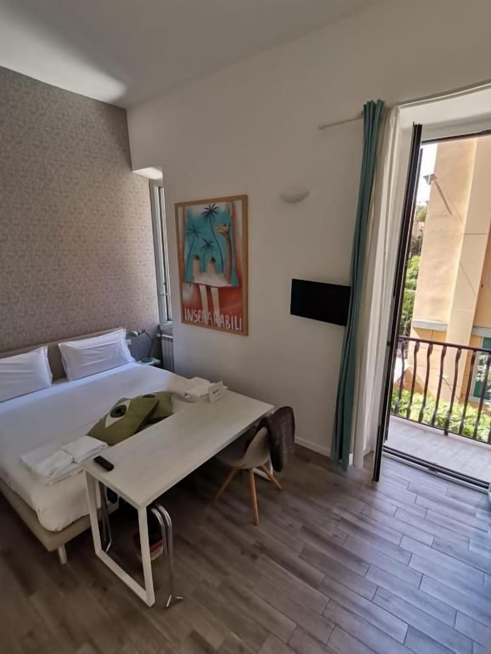 In-room safe, desk, WiFi (free), bed sheets