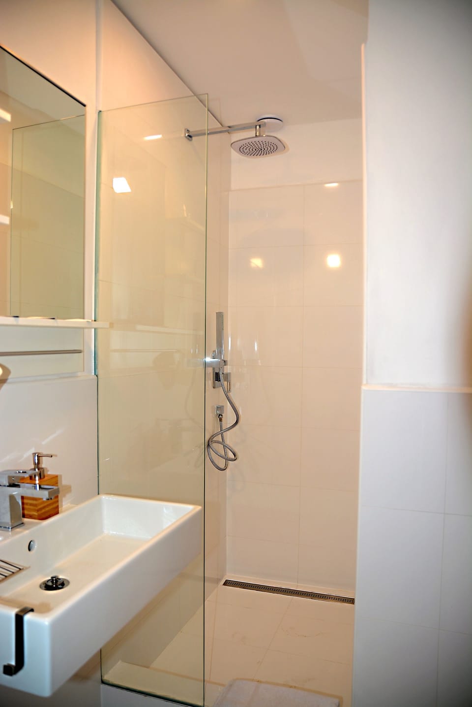 Double or Twin Room (14) | Bathroom shower