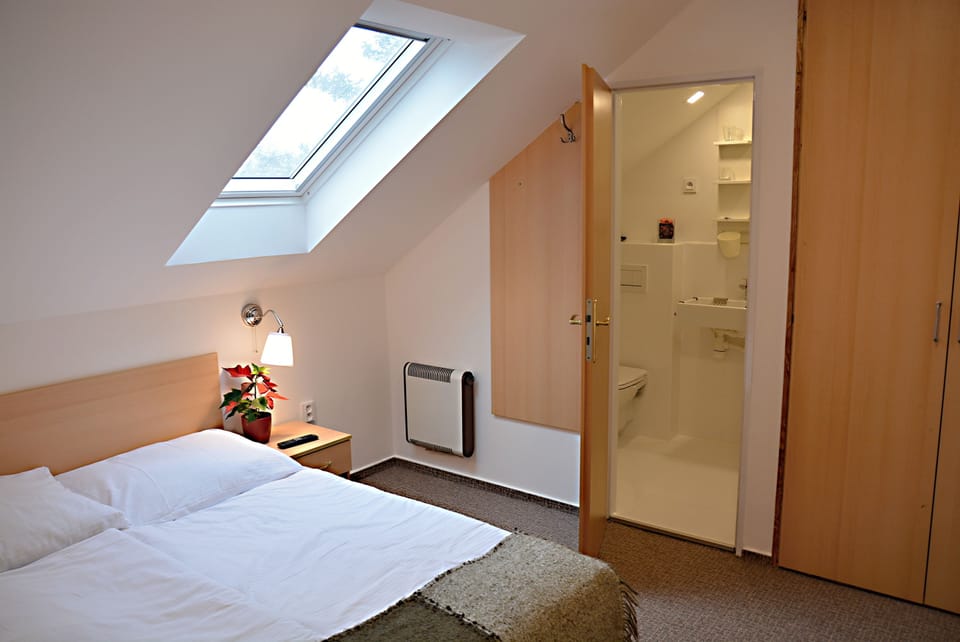 Double or Twin Room (14) | Individually decorated, desk, laptop workspace, free cribs/infant beds