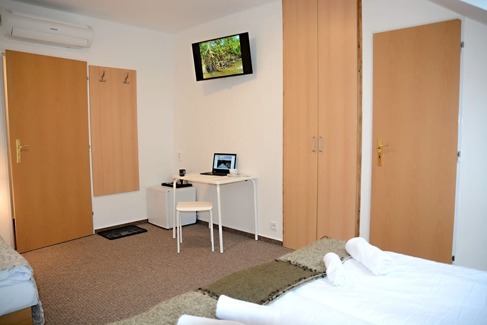 Triple Room (10) | Individually decorated, desk, laptop workspace, free cribs/infant beds