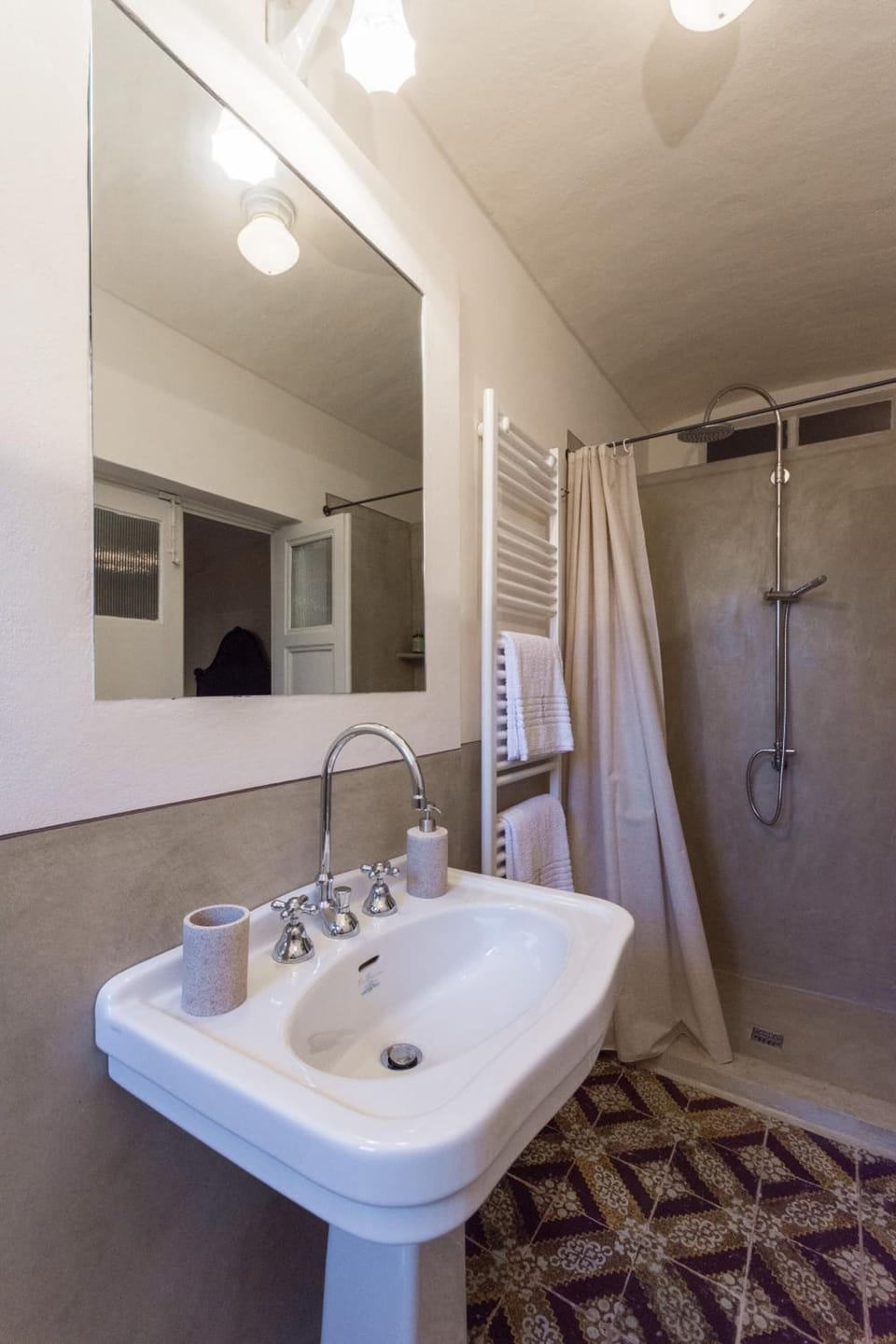 Double Room | Bathroom | Shower, free toiletries, bidet, towels