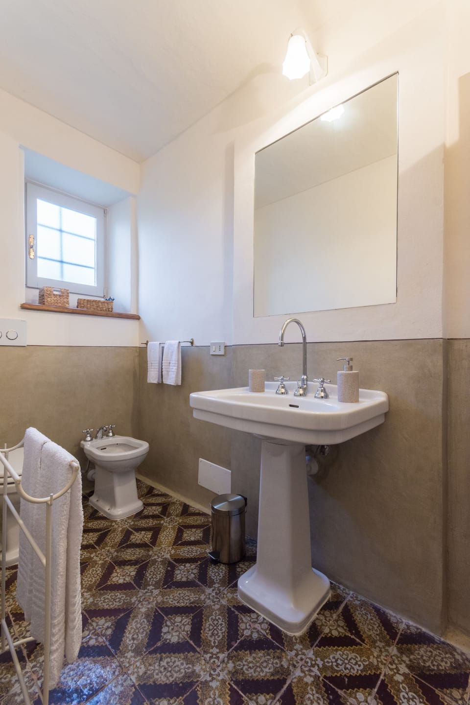 Double Room | Bathroom | Shower, free toiletries, bidet, towels
