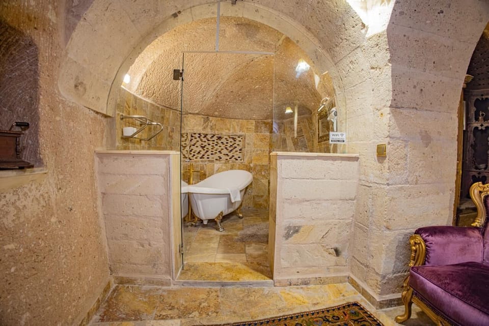 Royal King Suite 102 | Bathroom | Free toiletries, hair dryer, slippers, towels