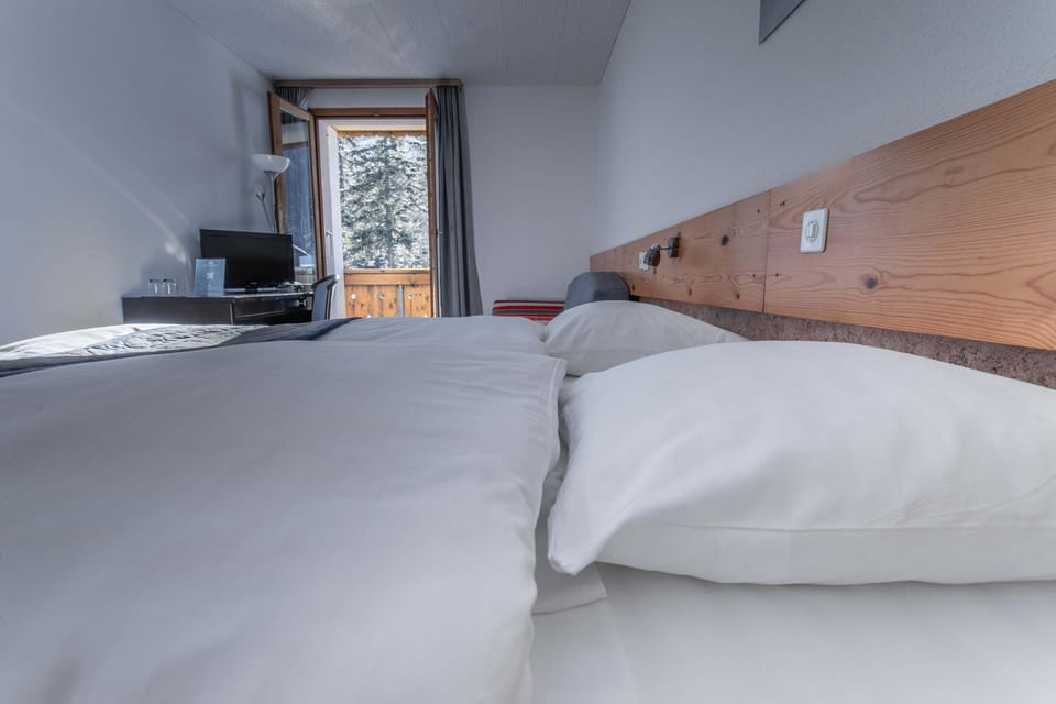 Double Room, Balcony | In-room safe, desk, blackout drapes, free WiFi
