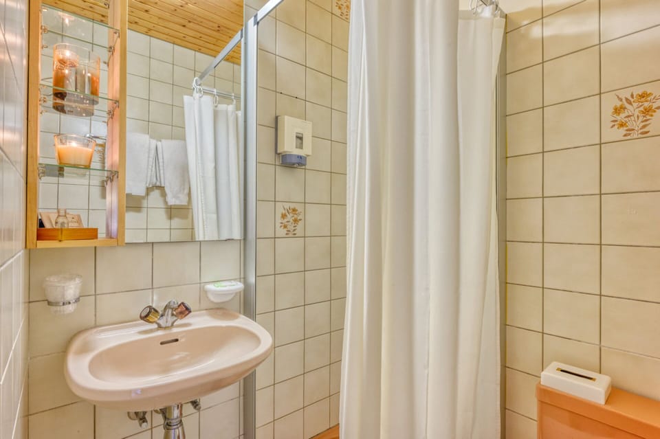 Double Room | Bathroom | Shower, towels