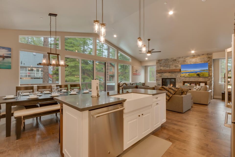 - Dining area for large groups  
- Open kitchen and forest views  
- Family-friendly cabin near Tahoe