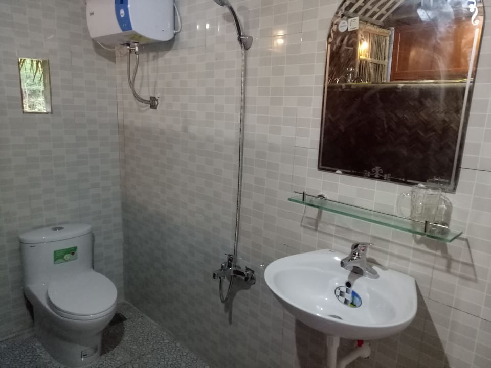 Standard Bungalow, 1 King Bed | Bathroom | Shower, free toiletries, hair dryer, slippers