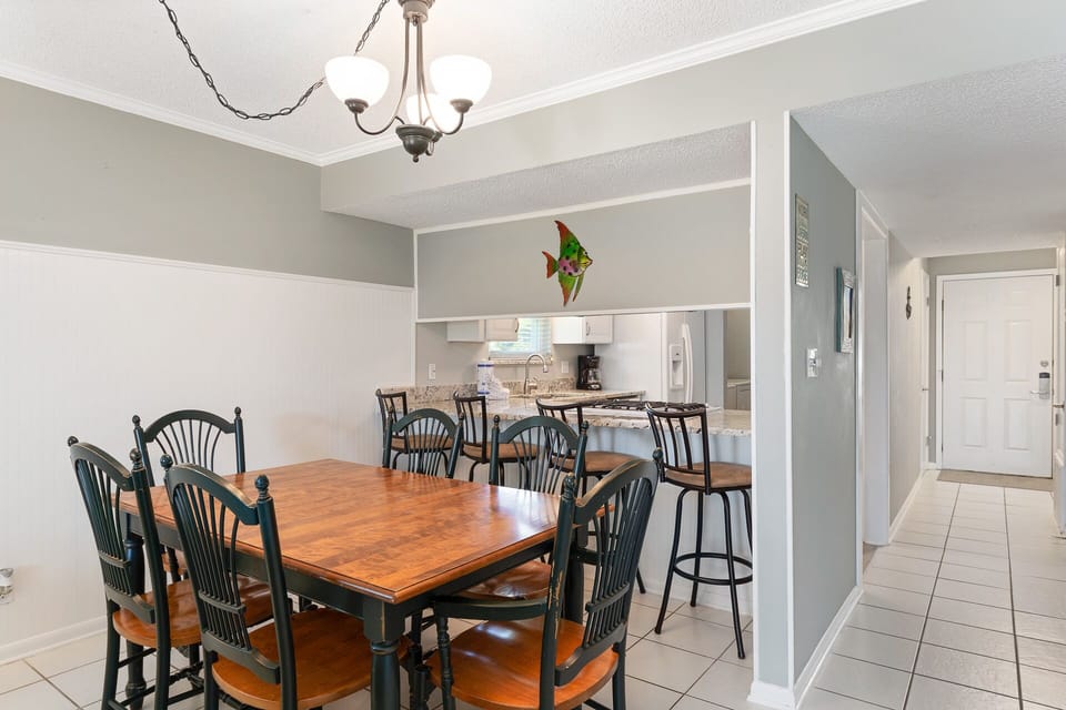 dining area seats 6