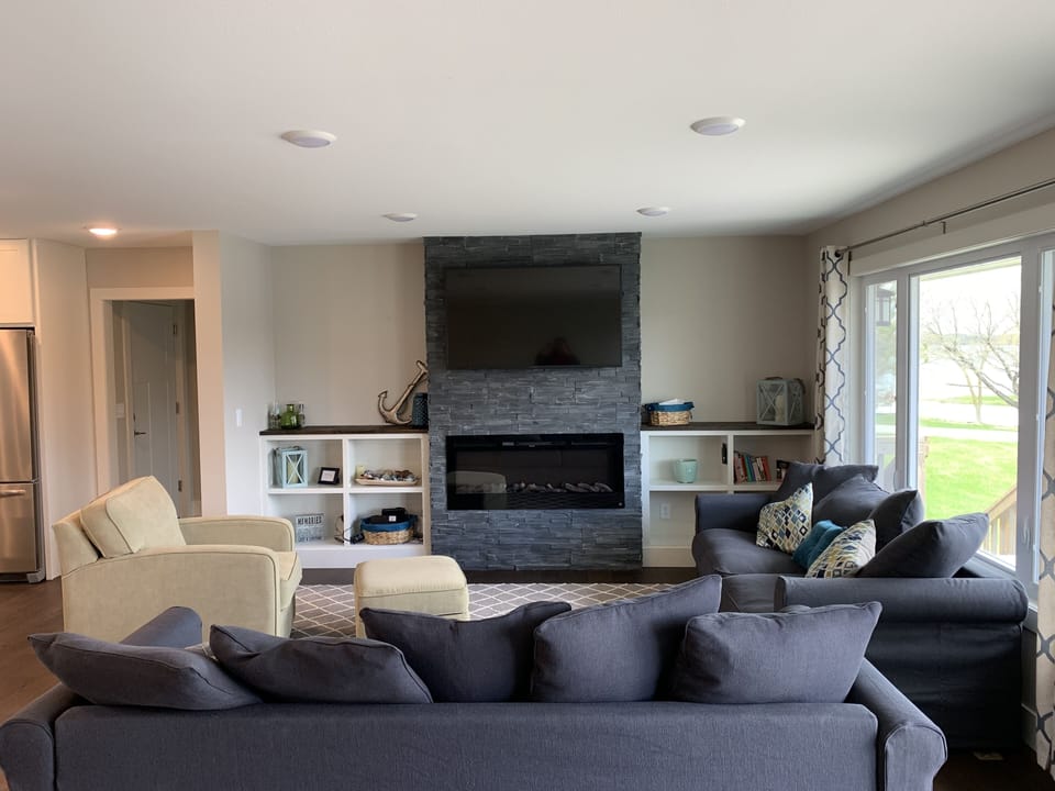 Make yourself at home with books to share, fireplace and cozy blankets. 