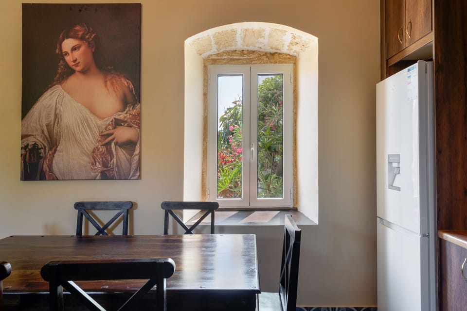House | In-room dining