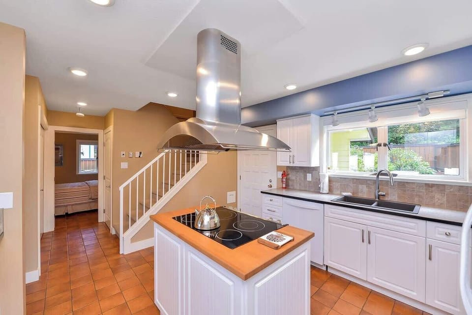 Fully equipped modern kitchen. 