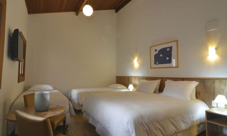 Quarto Luxo Superior | Minibar, in-room safe, blackout drapes, free WiFi