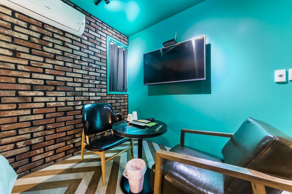 Suite (Check-in: Mon-Thu 6 PM, Fri-Sun 9 PM) | Blackout drapes, free WiFi