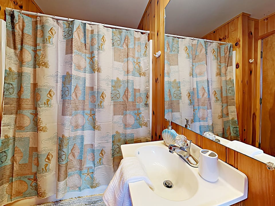 2nd floor full bathroom
