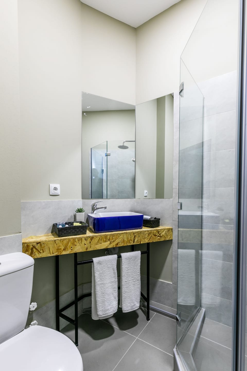 Shower, rainfall showerhead, free toiletries, hair dryer