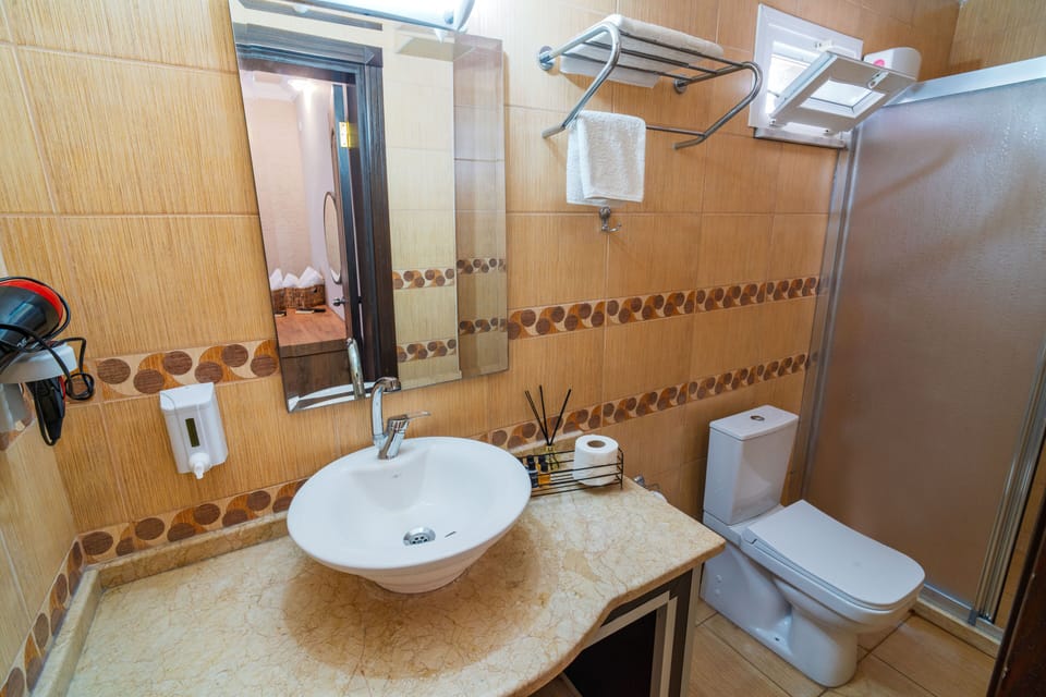 Standard Room | Bathroom | Shower, rainfall showerhead, hair dryer, slippers