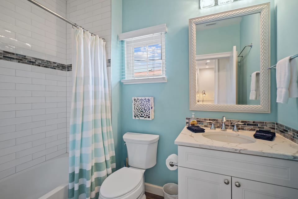 Sardinia Vacation Rental: Delightful Coastal Home near Vanderbilt Beach. Relax in a Private Pool and Spacious 4-BR Retreat with Modern Amenities. Ideal for Families. Minutes from Mercato and Local Attractions House in Naples Park