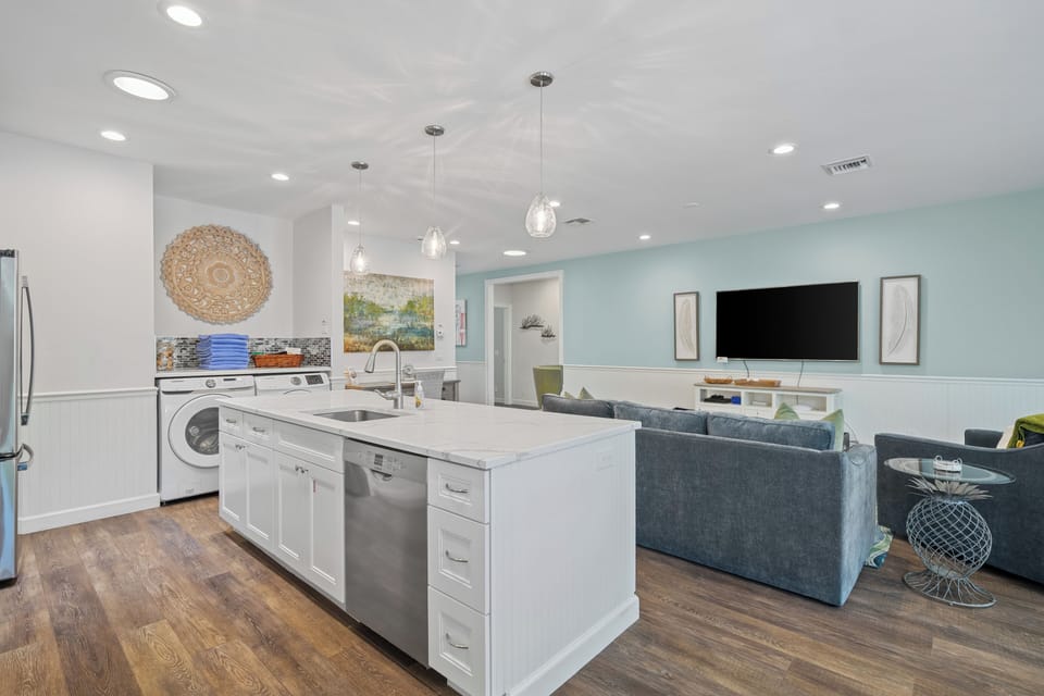 House, 4 Bedrooms, Pool Access, Lake View | Private kitchen | Full-size fridge, microwave, oven, stovetop