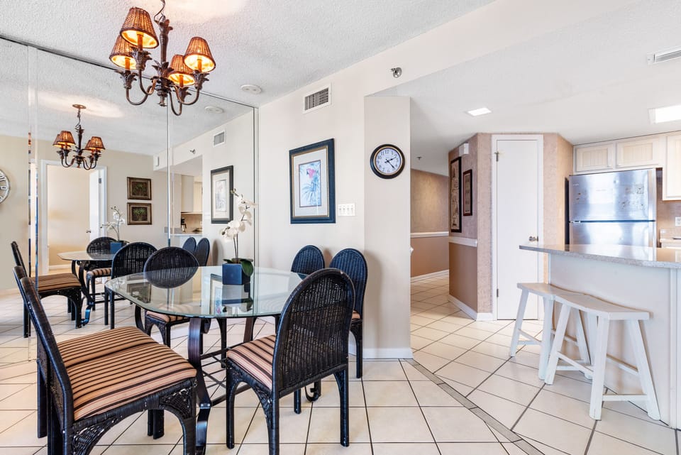 Dining Table for 4 and Extra Seating at the Breakfast Bar