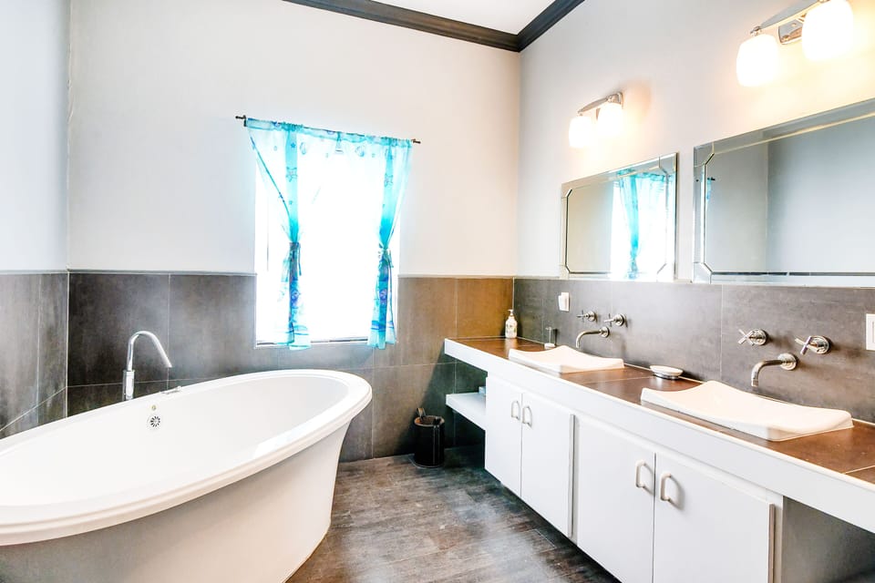 Master bedroom jacuzzi