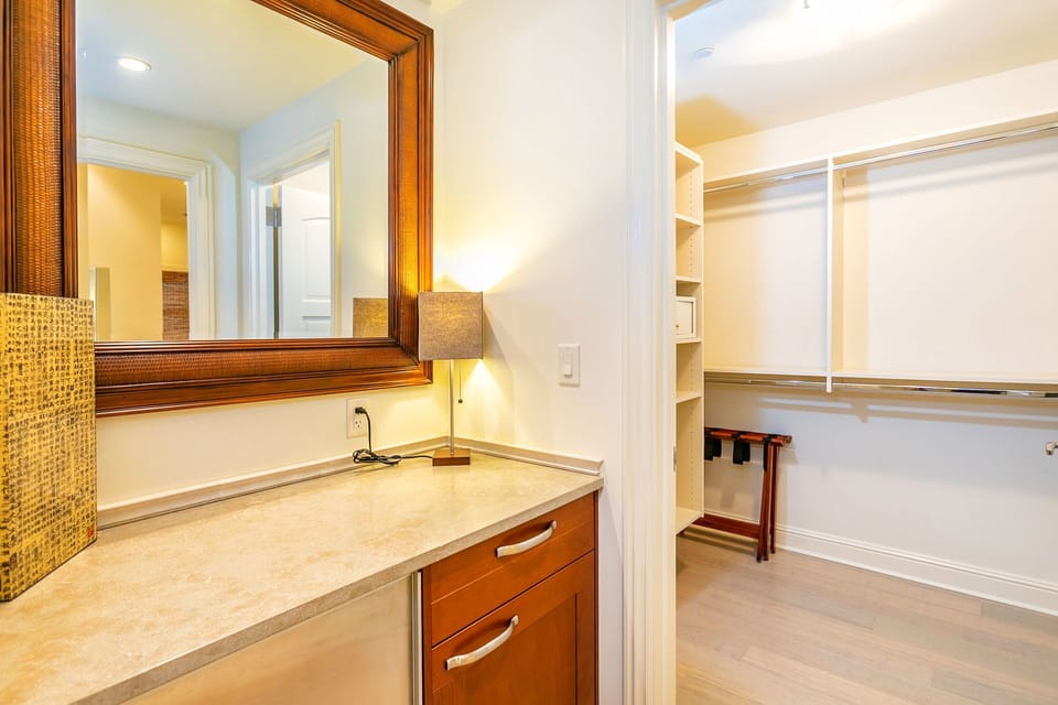 Mini Bar Area Leading into Walk