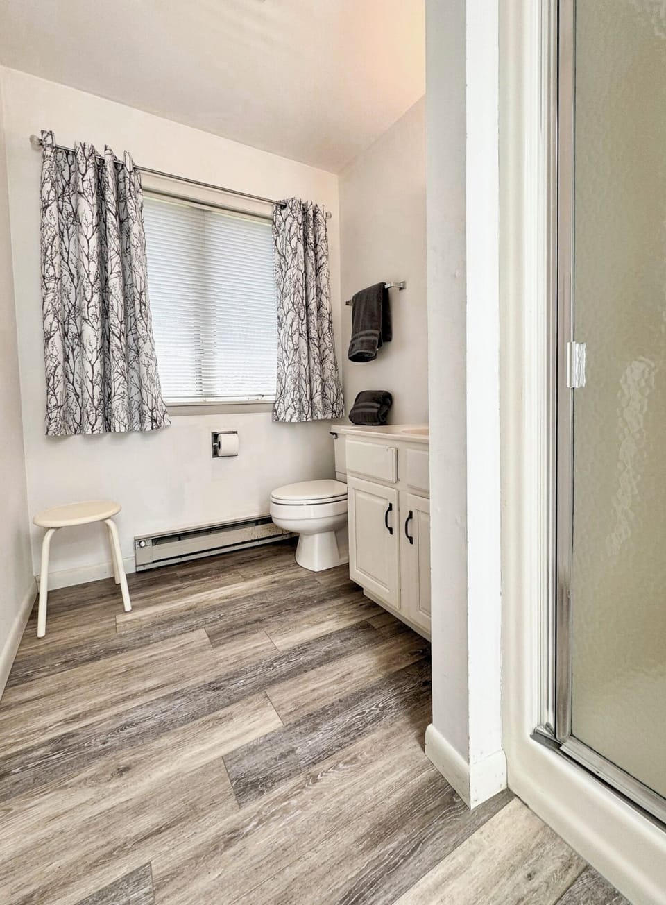 upstairs guest bathroom 