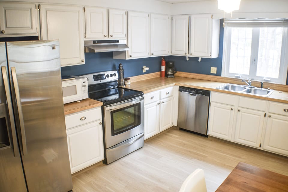 Full kitchen with Refrigerator, coffeemaker, stove, and dishwasher