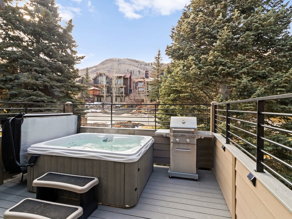 Private Hot Tub / BBQ (main level)