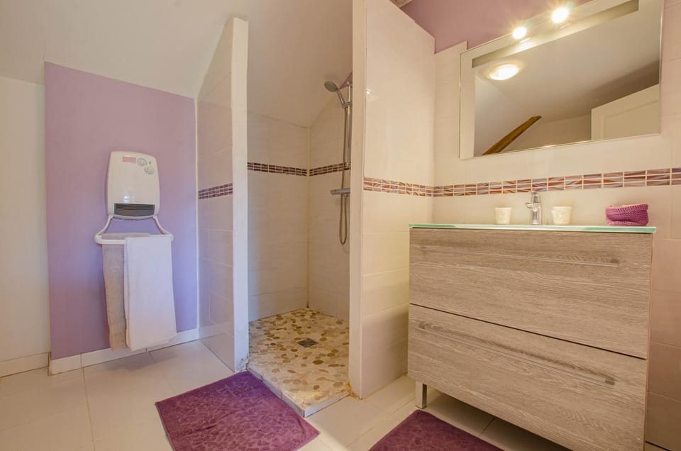 Triple Room (Forêt d’Orient) | Bathroom | Shower, hair dryer, towels, soap