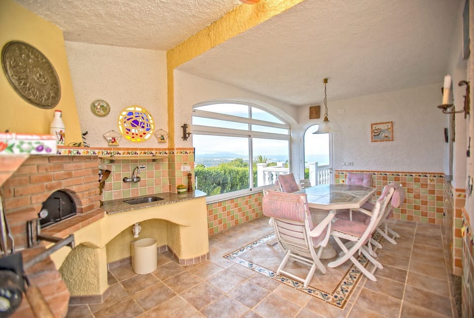Upstairs Summer Kitchen with pizza oven, plancha grill, paella stove