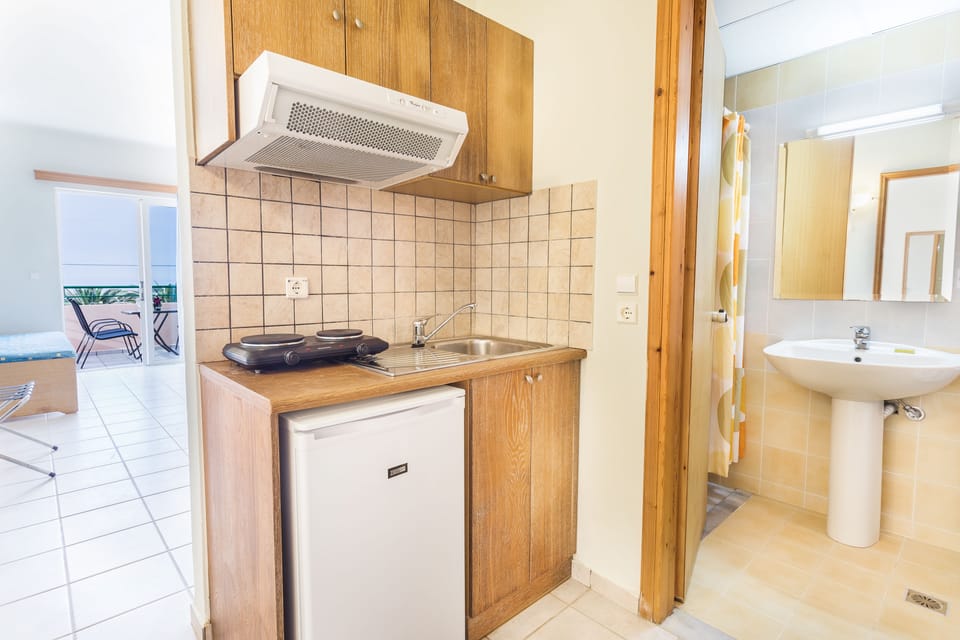 Full-size fridge, stovetop, coffee/tea maker, electric kettle